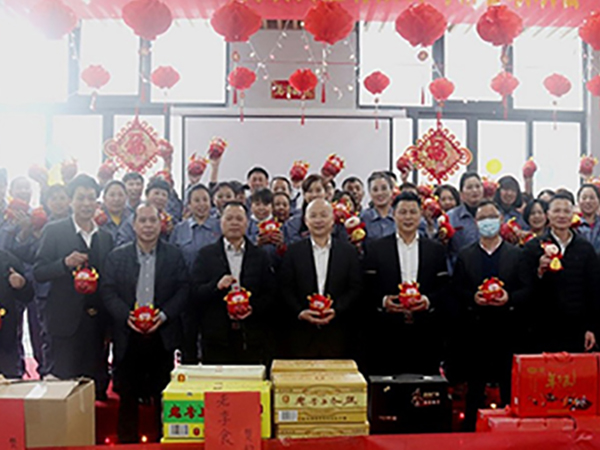 縣領(lǐng)導(dǎo)來(lái)喜發(fā)看望慰問外地留蒼員工